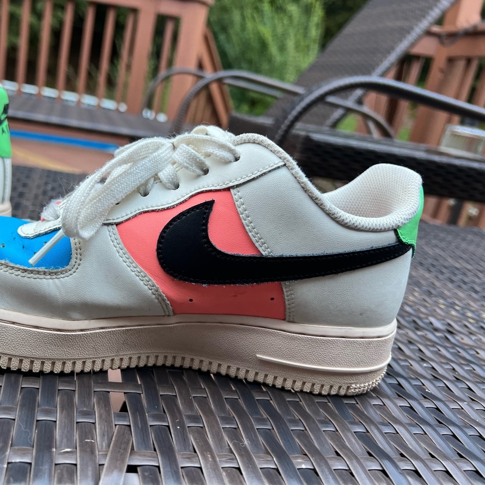 Lightly worn Nike Air size 8.5, very good condition.